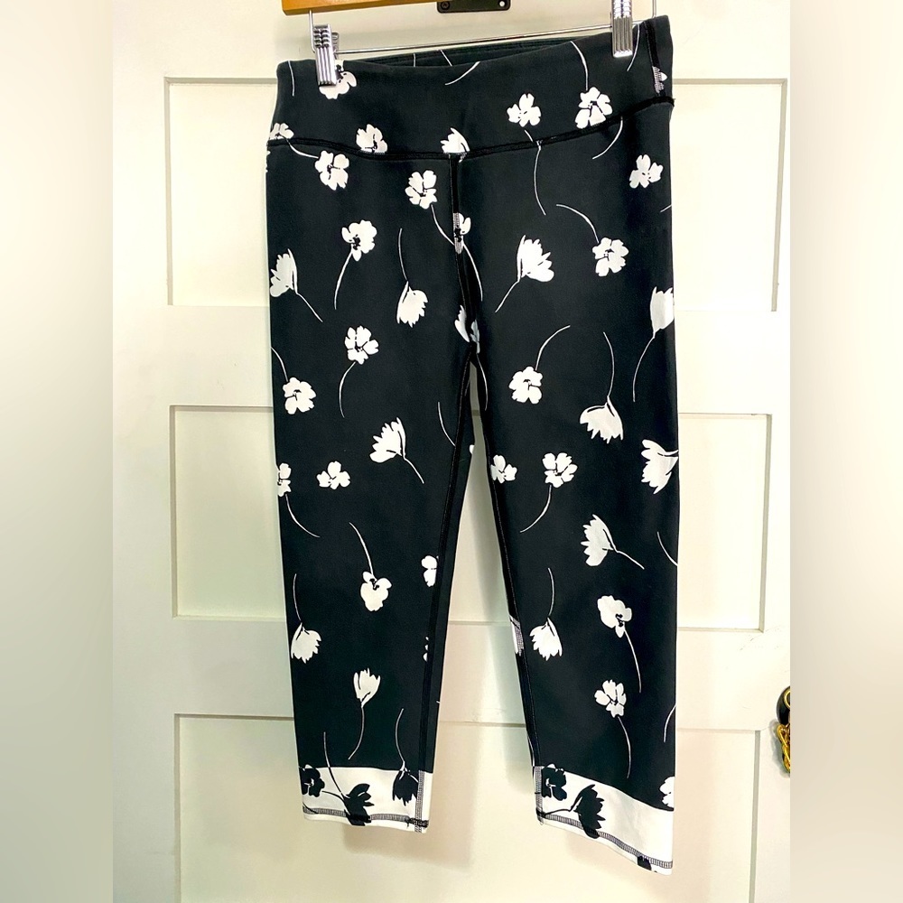 Fabletics black W/White Flowers Workout Capris M